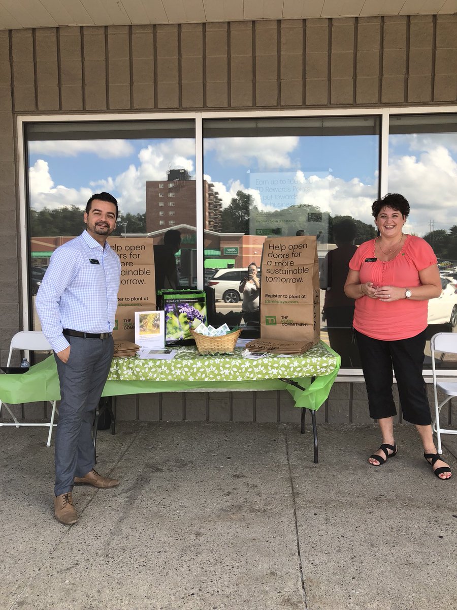 CherishDhani's tweet photo. Westgate meet and greet for our FP Shawn! Kornelia introducing him to all our wonderful customers!!! #westgate #workingwithamazingpeople #lovemyjob #theymakemesmile #saturdaycrew https://t.co/8tSGFOmy65