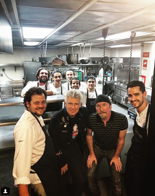 nesimachado's tweet photo. The Edge and Adam Clayton in the house🔥🤟#U2 #feitoria #feitoriarestaurant #lisbon #portugal #U2eiTour @U2 (via @jmgrodrigues on Instagram) https://t.co/HFs2ObVtEp