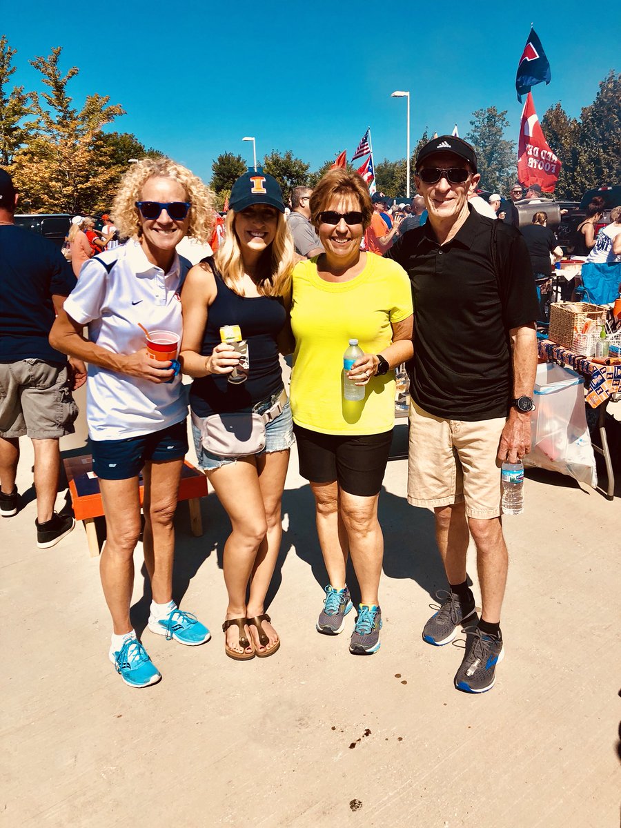 elmhurstrunning's tweet image. Run Hard. Play Harder. 🍻🏈🏃‍♀️#ILL #upperclassmen #elmhurstisforrunners #20milergoals