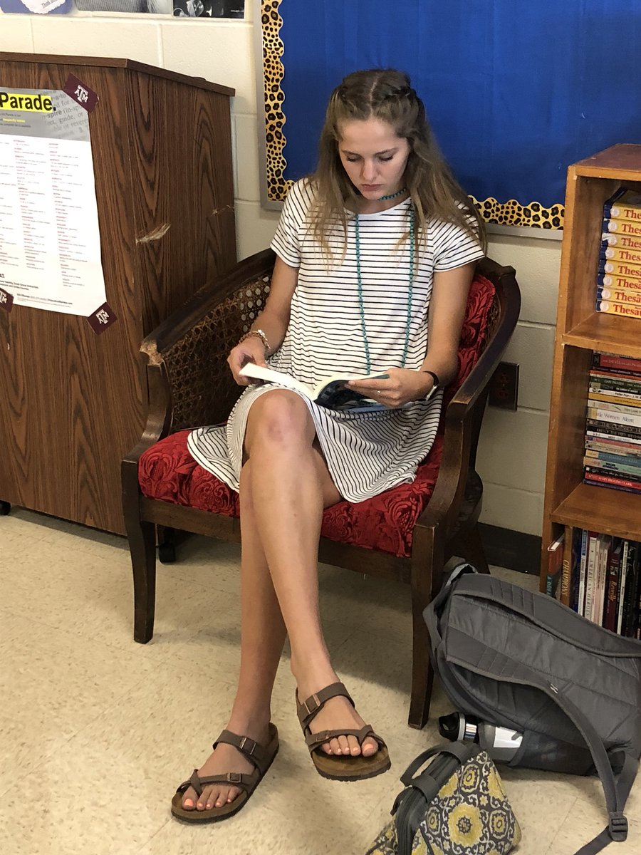 StephLJones04's tweet photo. Happy 18th @matt_marie1815 🎉🎂#shebroughtmeabdaydonutyesterday #bulldogreader https://t.co/fzSwQgKp0h