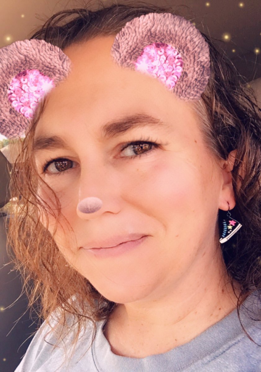peazyt's tweet photo. Early birthday present from my mom! Converse earrings! #FourMoreDays #GettingOlderEveryDay #StillCute #AndHumble https://t.co/TPbuVJht8n