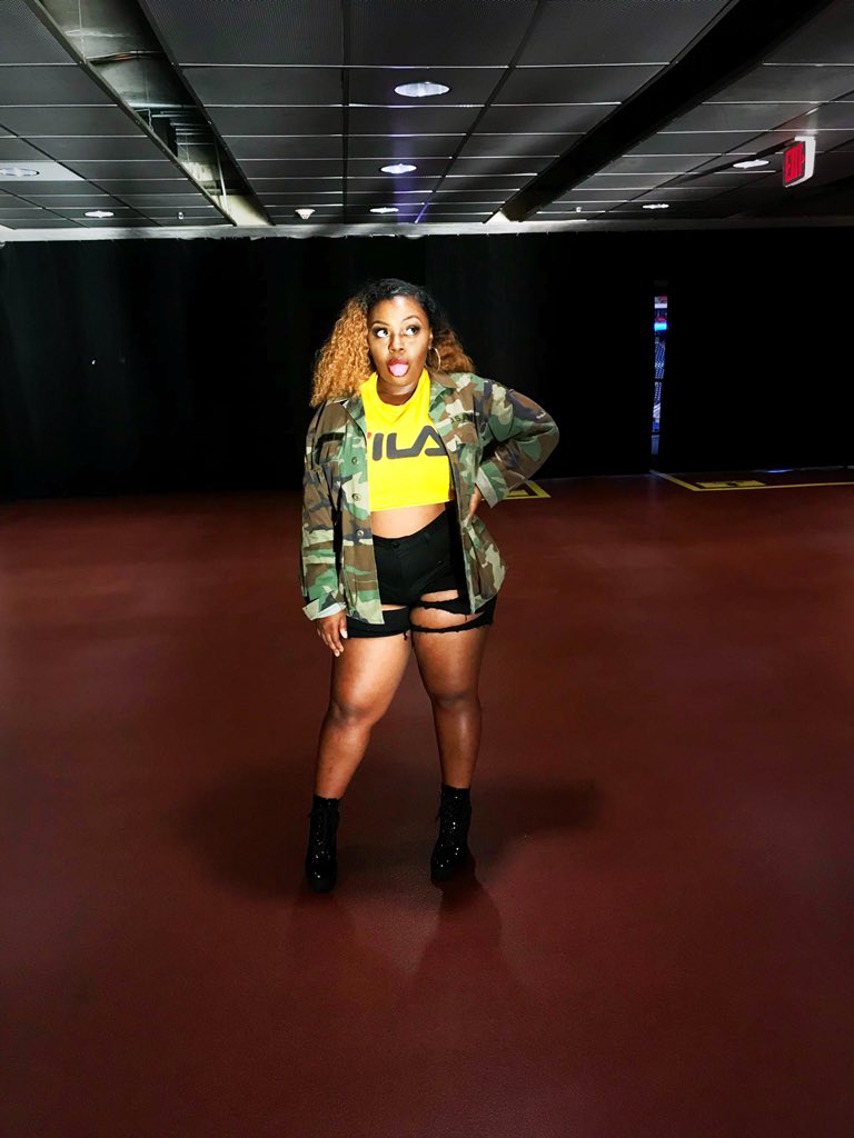 OhHappyKayy's tweet photo. #OTRII #Beyoncé #OutfitTwo @Bey_Legion https://t.co/ymXRHjOZ8u