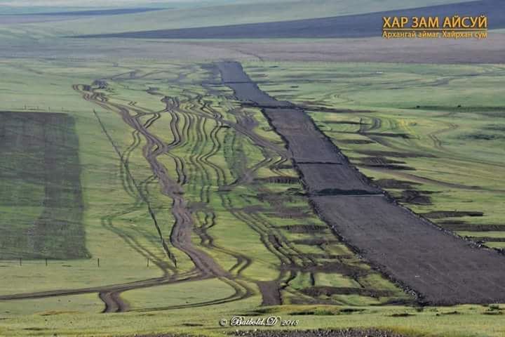 Хар зам гэдэг үг нь бурхан болсон хүнээ нутаглуулаад буцаж явах замыг хэлдэг юм билээ. Уг нь хатуу хучилттай зам, засмал зам, Асфальт бетон гэсэн нэрнүүдээс аль амарханаар нь хэлээд сурчихвал!!! Хар замаар давхиад ирлээ гэж их ярих болжээ. Алтан шар зам гэдэг үг түүх болохнээ.