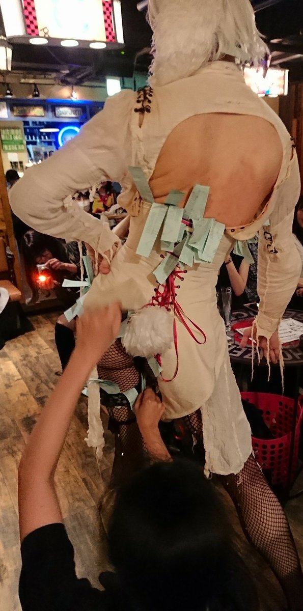 Uzivatel Na Twitteru みんな大好き おひねりタイム ええ腿 ええ尻 ええ乳首 どエロい背中も全年齢 胸元のおひねり は各自ボディから捻り取らせた分 全部口でエロ く取ってくれるの眼福 ｲｲｿﾞﾓｯﾄﾔﾚ 小料理屋美少女