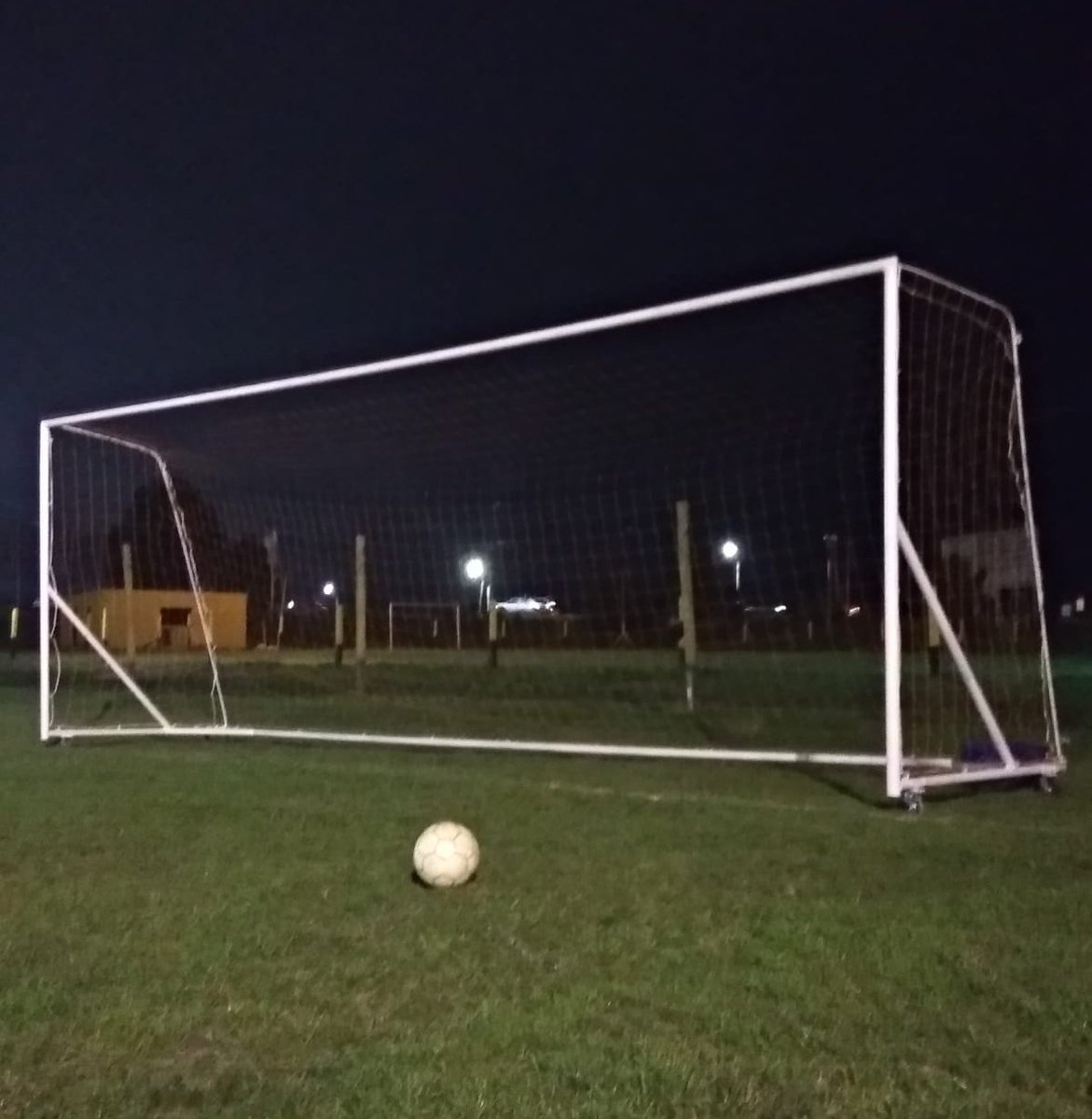 capcolonia's tweet photo. Ayer en nuestro último entrenamiento de la mayor y la sub 20 en la semana, estrenamos juguete nuevo!! Un mimo para los arqueros y los jugadores que quieran embolsar la red!! ⚽💛🖤🥅
#Futbol
#CAPColoniaFutbol
#CAPColonia
#VamoManya https://t.co/WyNKCHOzml