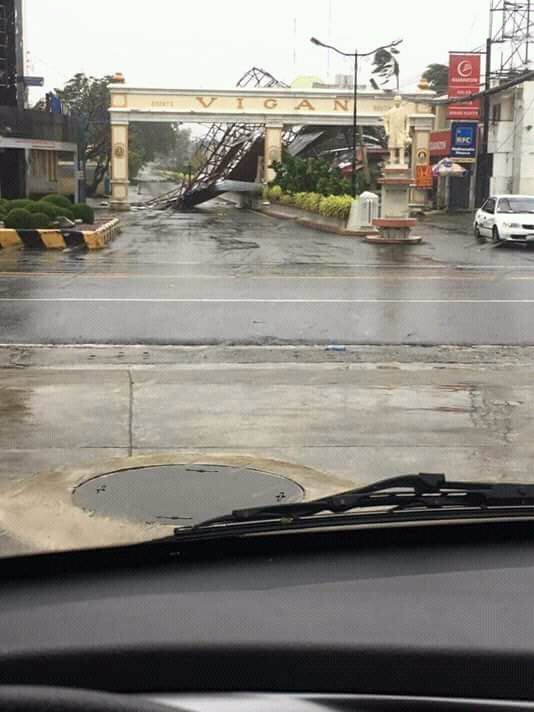 Harmonic618's tweet photo. Worst typhoon #ompung #vigan https://t.co/9GJwBhtvCk