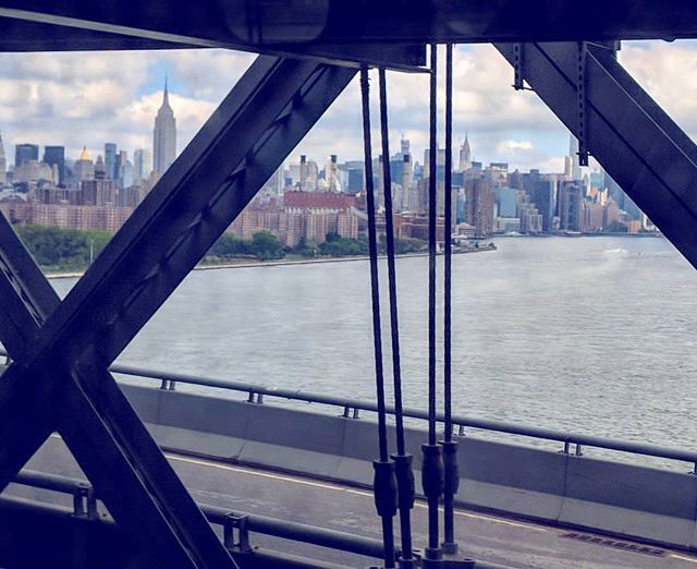 noaddressreqrd's tweet photo. On the train to Manhattan.
.
.
.
#mta #nyc #newyorkcity #newyork #cityskyline #bridgeview #fulltimetravelingfamily #travelingfamily #modernnomads #digitalnomads https://t.co/DC39vIQbdN https://t.co/wMg8U2QOf5