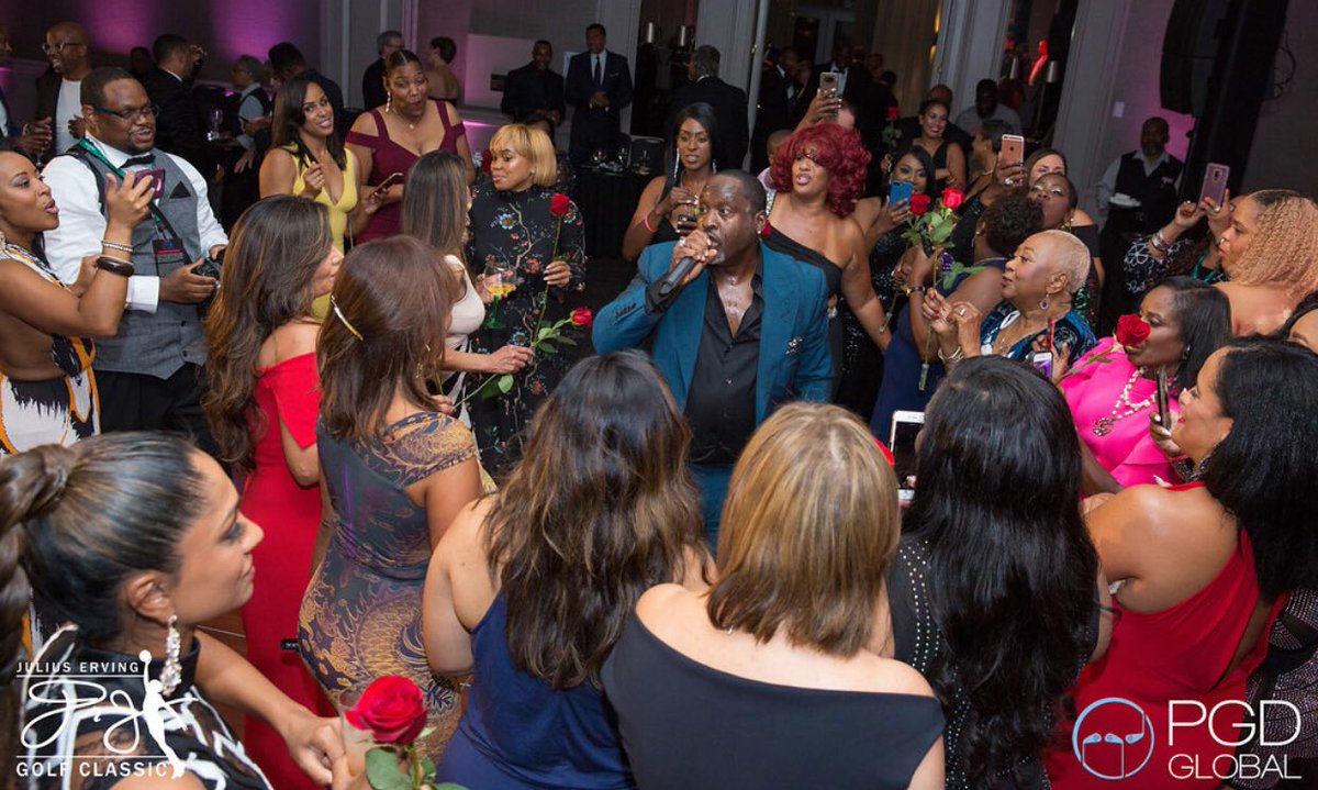 ErvingClassic's tweet photo. A special thank you to @JohnnyGill for your AMAZING 2018 #JEGC Performance 🎤
Shoutout to all the fabulous ladies who got a🌹 #JohnnyGill #ErvingClassic #ErvingBall https://t.co/3B50ytkzRo