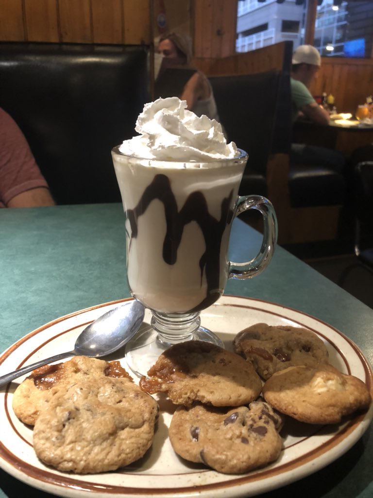 MC_BriefKace's tweet photo. @Bretontheradio Dessert of the Day at #CherryCricket: mini shake and cookies! https://t.co/ONKEsXlXU2