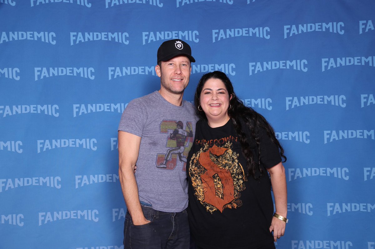 SuchAngerLilSam's tweet photo. What can I say about @michaelrosenbum? The guy is freaking hilarious and so damn fun! Thanks for signing my @jasonmanns #CoversWithFriends album! #FandemicHouston #MadWorld @FandemicTour https://t.co/E0XE6IFxVI