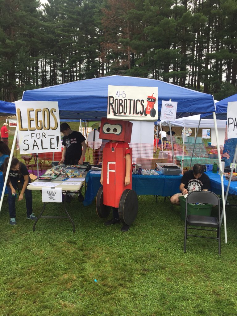 _AHSRobotics's tweet image. Botguy greatly approves of Ashland Day 2018 👍! 
Thank you so much to everyone who dropped by to buy legos or to play with our Hexbugs! 😀
Special thanks to our volunteers who helped the booth throughout the day! 
See you next year 👋