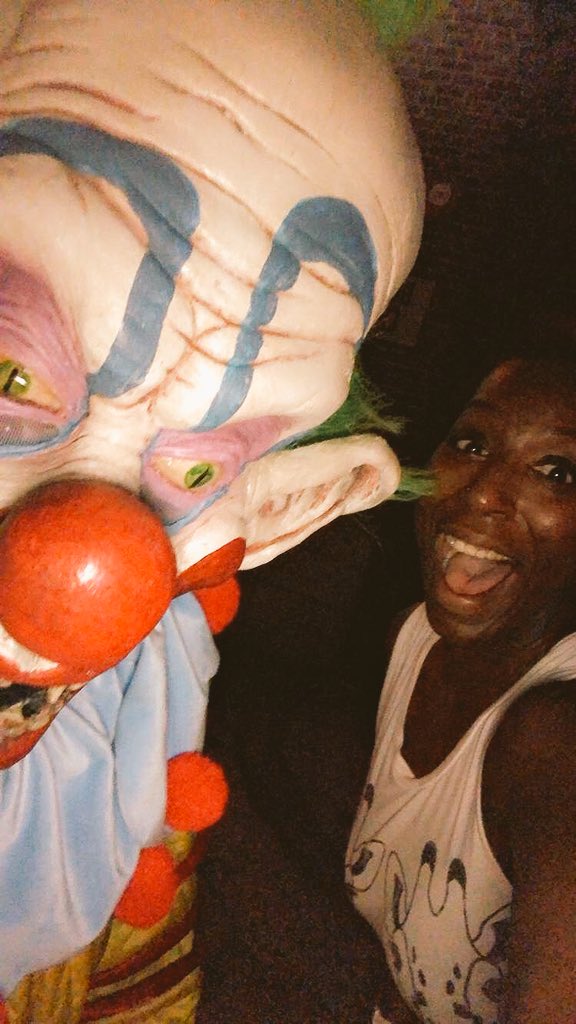 KristenUOR's tweet photo. Words can’t describe how much I love the Killer Klowns from Outer Space scare zone. And this guy is my fave ❤️🤡🚀 #HHN28 @HorrorNightsORL https://t.co/7ittAAB0fB