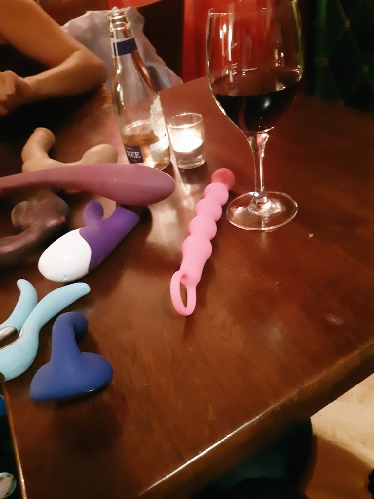 lgwiazda's tweet photo. Working on a piece for the @VancouverFringe Cabaret of Bullshit TONIGHT 11pm @ Performance Works. Come learn a few hot tips for your bod from @TravelTheatrics, @FionaLCR &amp; myself. #VanFringe #IsThatHowClowns find #workoutmotivation? https://t.co/m29S493G88