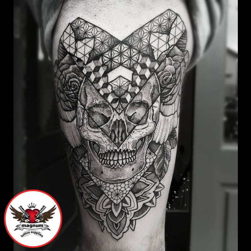 MagnumTattoo's tweet photo. Skull 💀 piece by Paul Davies using #magnumtattoosupplies 👊
#dynamicink #blackworktattoo #blackwork #blackworktattoos #blackworkers #btattooing #blxckink #skull #skulltattoo #geometrip #geometricink #geometrictattoo #geometric
⭐️ Instagram: paulokink https://t.co/frgxXFz84M