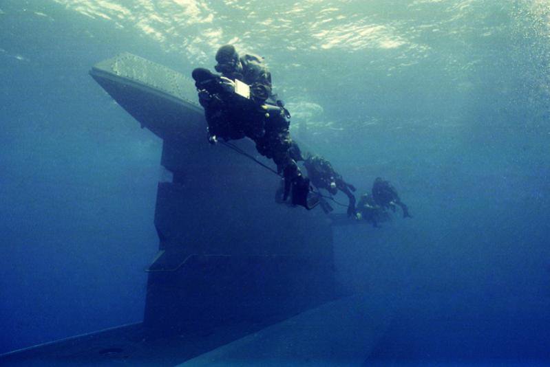 SciteCito's tweet photo. Dutch submarine and diver in the deep blue on Submarine Sunday. #SubSun https://t.co/3cLZmEdAui