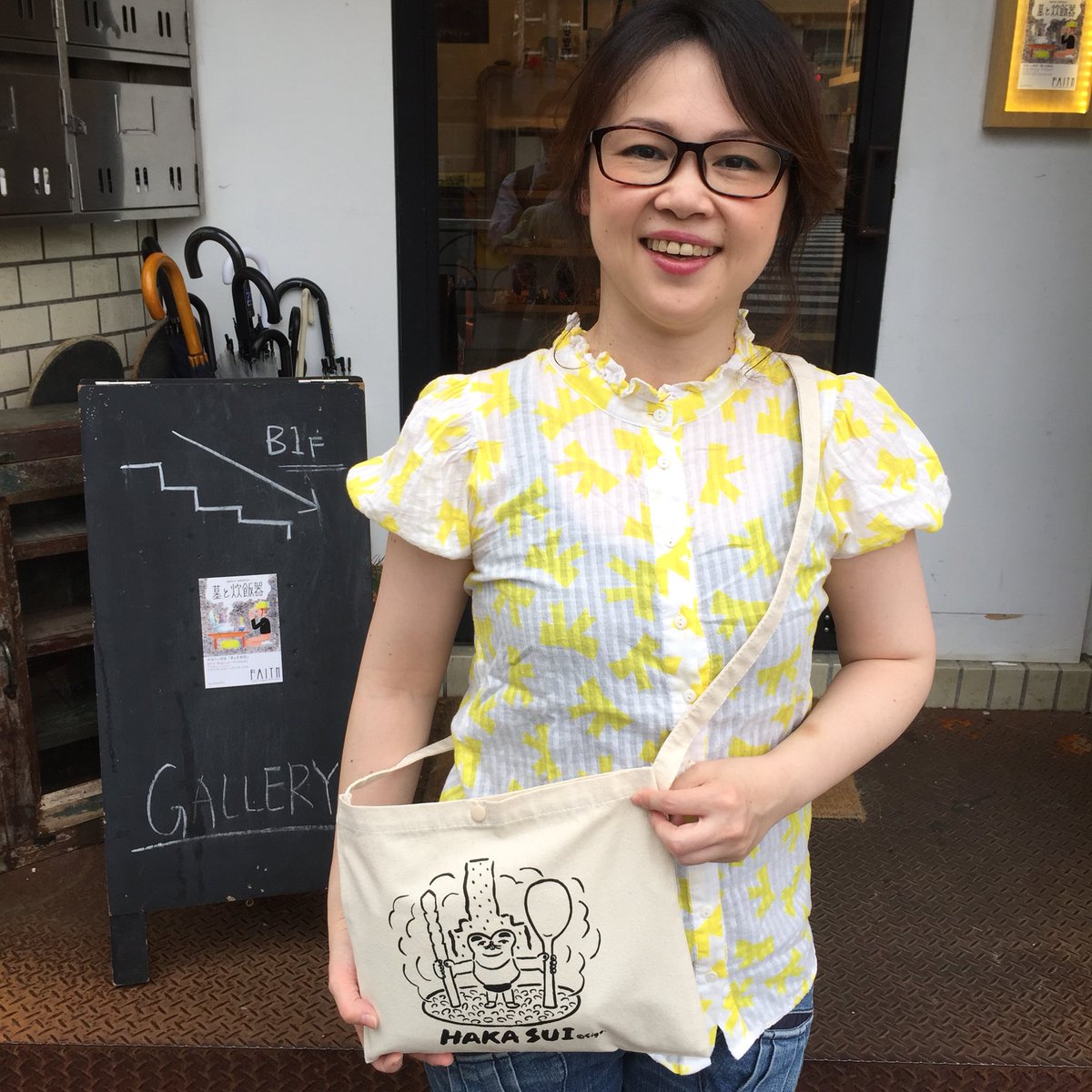 horokkohorita's tweet photo. ぼくらの『ホロッコジャム』というライブのイラストを描いてくれた死後くんの個展『墓と炊飯器』へ。この世界観、センス、やっぱり大好きだ。好みは「こしかけ」。お墓のデザインしてもらいたかったなぁ。画像はグッズを身につけご満悦のこまりと、死後くんのホロジャムイラスト。
#HAKASUI https://t.co/bTs8qRfYg2