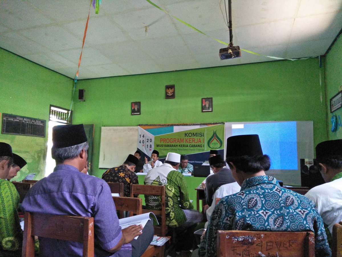 laelyna_ch's tweet photo. Komisi proker 1. Selesainya plg lama karena tingkat humorisnya para kyai tinggi sekalii. 1sinya jokes2 kece. Meski sdh sepuh tapi loyalitas dan totalitas thd NU dan NKRI tidak diragukan lagi.
#Muskercab https://t.co/Q16SmdvQ2y