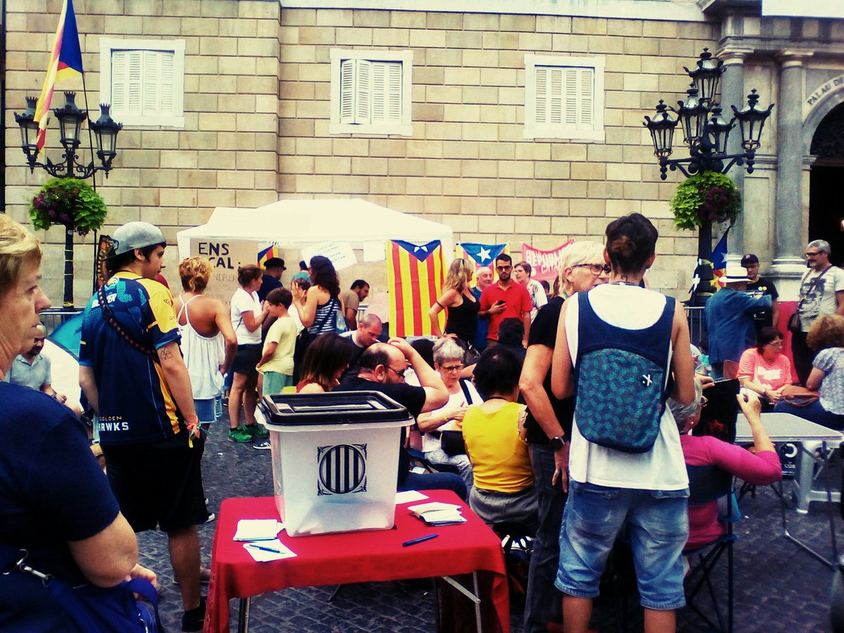 cdrsantpol's tweet photo. El CDR Sant Pol recolza i dóna suport a l'Acampada per la Llibertat en defensa de la nostra llengua.
Omplim la plaça Sant Jaume!!
#lanostrallenguanoestoca #OmplimSantJaume #EduquemSensePor https://t.co/4LaeiwzfUL