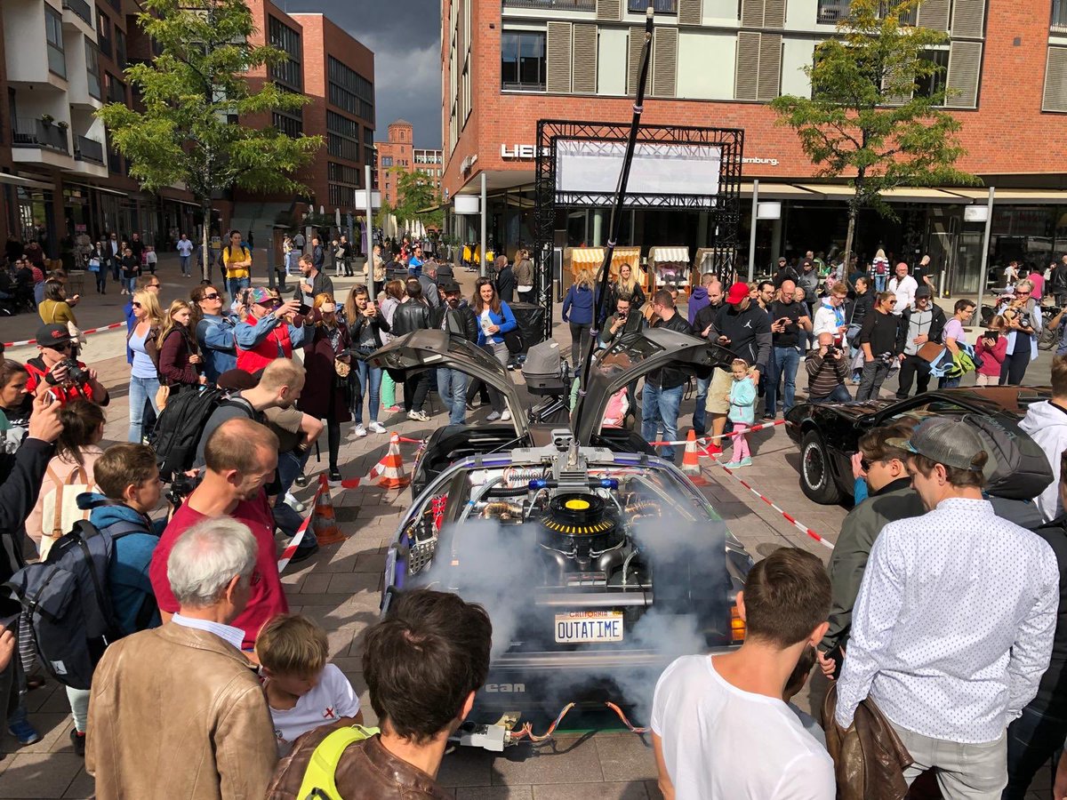 FilmautoTreffen's tweet photo. Das zweite Filmauto Treffen ist vorbei, wir waren vom Besucher Ansturm echt beeindruckt! Wir hatten Spaß - und ihr? Zeigt doch mal eure Fotos! #filmautotreffen #fat18 #delorean #knightrider #generallee #kitt #herbie #bumblebee #zeitmaschine #hafencity #überseequartier #filmauto https://t.co/XmJktC0VY1