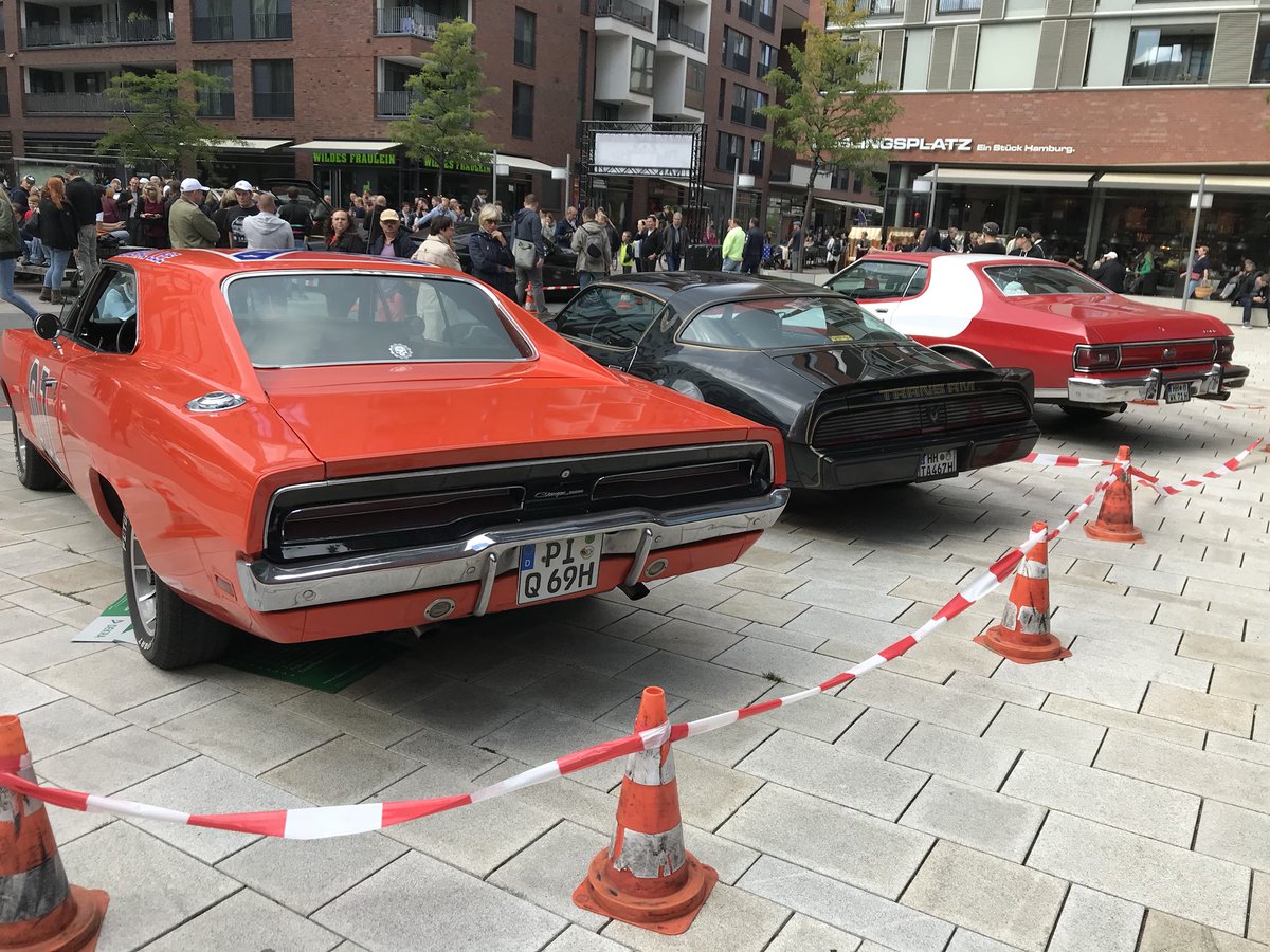 FilmautoTreffen's tweet photo. Das zweite Filmauto Treffen ist vorbei, wir waren vom Besucher Ansturm echt beeindruckt! Wir hatten Spaß - und ihr? Zeigt doch mal eure Fotos! #filmautotreffen #fat18 #delorean #knightrider #generallee #kitt #herbie #bumblebee #zeitmaschine #hafencity #überseequartier #filmauto https://t.co/XmJktC0VY1