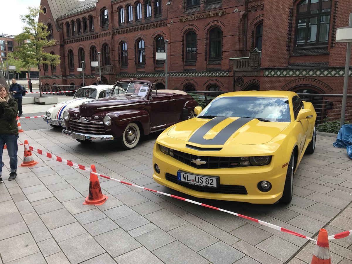 FilmautoTreffen's tweet photo. Das zweite Filmauto Treffen ist vorbei, wir waren vom Besucher Ansturm echt beeindruckt! Wir hatten Spaß - und ihr? Zeigt doch mal eure Fotos! #filmautotreffen #fat18 #delorean #knightrider #generallee #kitt #herbie #bumblebee #zeitmaschine #hafencity #überseequartier #filmauto https://t.co/XmJktC0VY1
