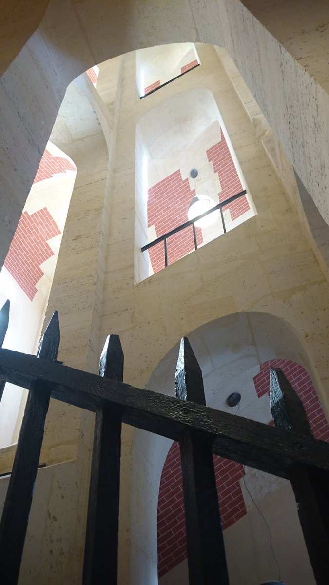 Boussemaer's tweet photo. La matinée débute bien avec la visite du #grandcommun, bâtiment du XVIIème s qui accueille le personnel du @CVersailles. Une architecture remarquable soulignée par une reconversion patrimoniale très respectueuse.#JEP2018 https://t.co/KKwkyZq1bo
