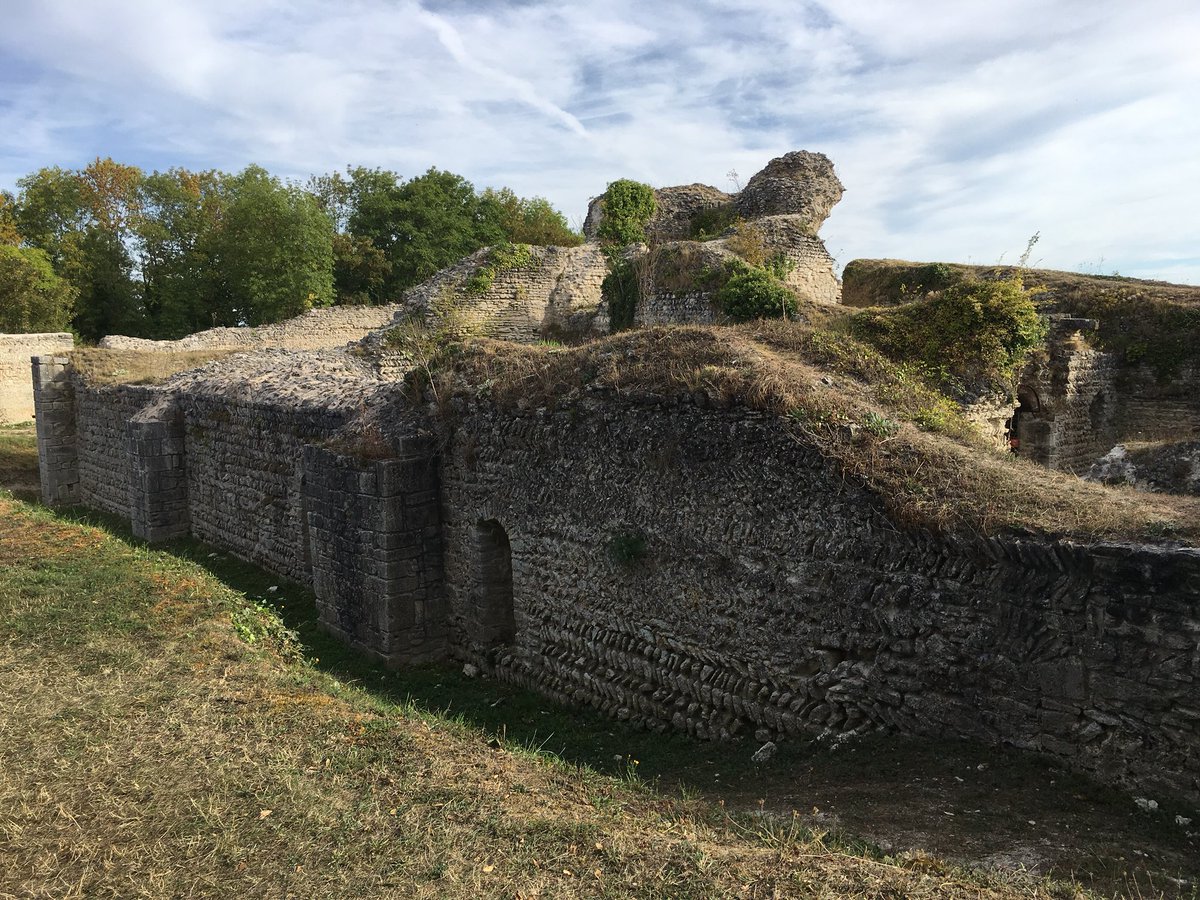 LamesSurSeine's tweet photo. Devant les ruines du château d’#ivrylabataille, pour jouer à 15h, les trois #mousquetaires, pour les journées du patrimoine. #dartagnan #duels #JourneesDuPatrimoine2018 #jep #lamessurseine #escrimeartistique #escrimedespectacle. https://t.co/NuckaesA79
