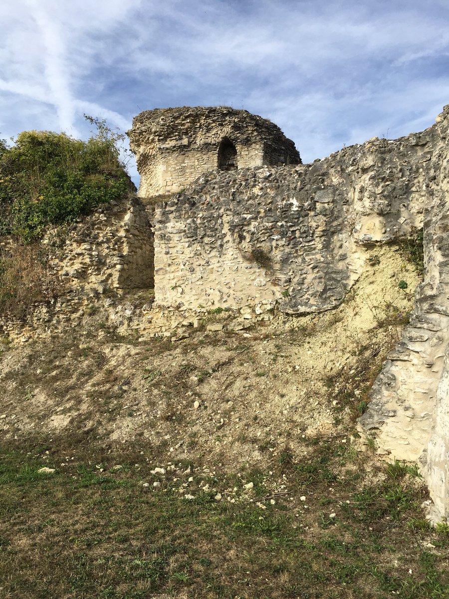 LamesSurSeine's tweet photo. Devant les ruines du château d’#ivrylabataille, pour jouer à 15h, les trois #mousquetaires, pour les journées du patrimoine. #dartagnan #duels #JourneesDuPatrimoine2018 #jep #lamessurseine #escrimeartistique #escrimedespectacle. https://t.co/NuckaesA79