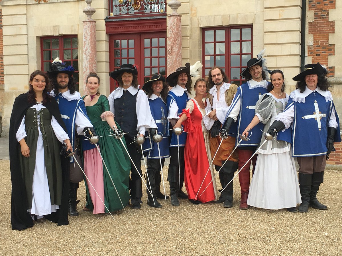 LamesSurSeine's tweet photo. Devant les ruines du château d’#ivrylabataille, pour jouer à 15h, les trois #mousquetaires, pour les journées du patrimoine. #dartagnan #duels #JourneesDuPatrimoine2018 #jep #lamessurseine #escrimeartistique #escrimedespectacle. https://t.co/NuckaesA79