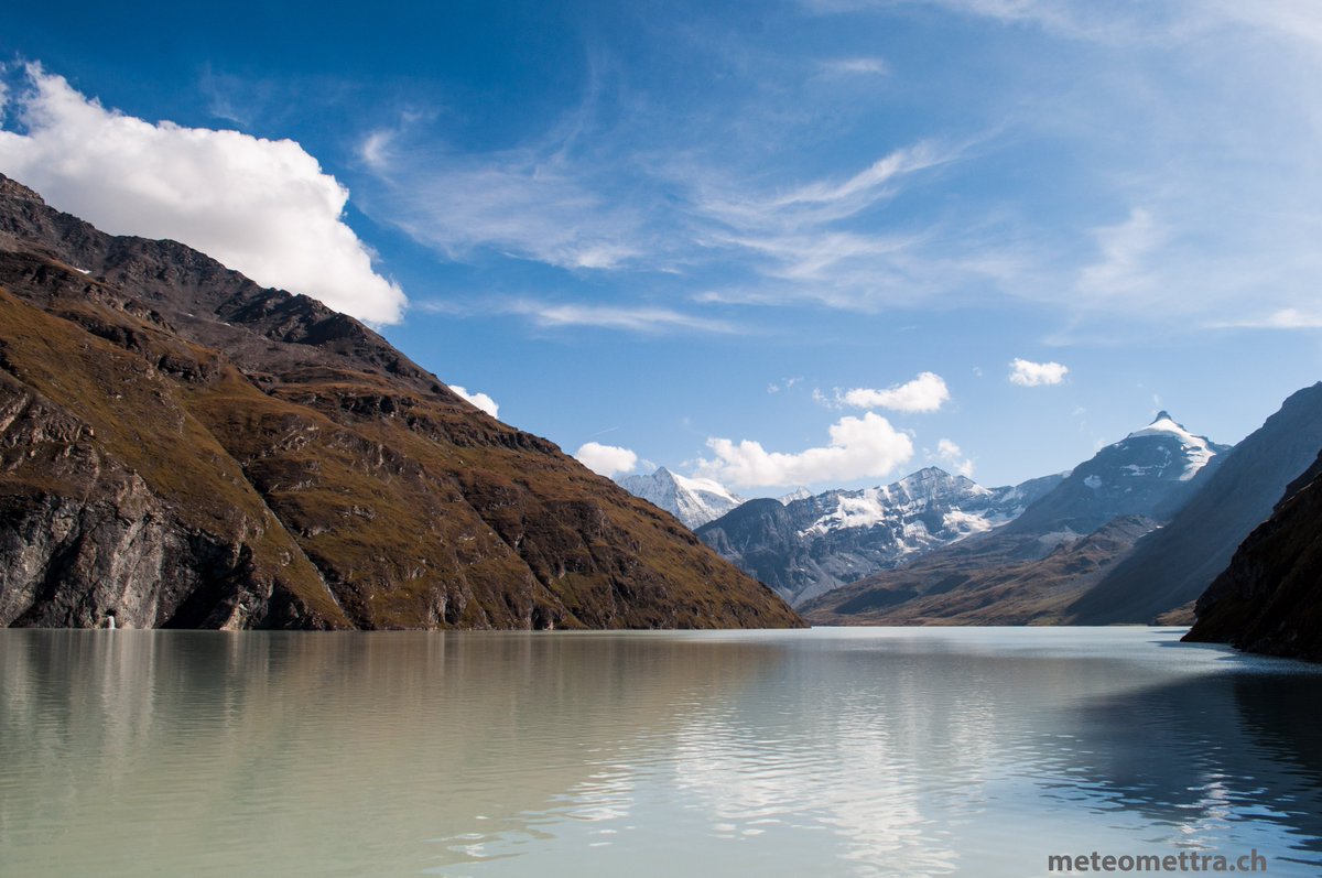 Meteo_Mettra's tweet photo. QUELQUES NUAGES CE DIMANCHE, SOLEIL PLUS FRANC EN DÉBUT DE SEMAINE. photo (de lundi dernier): lac des Dix bien rempli après la fonte intense de cet été, au fond le Mont-Blanc de Cheilon, la Luette et la Sâle (de g. à d.) #valais #grandedixence #meteo #alpes #glacier #heremence https://t.co/mDIwVgRfHz