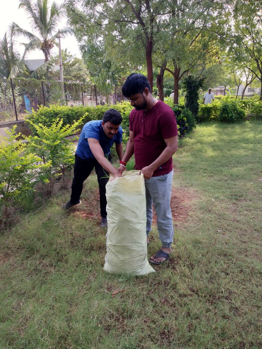 VinodHiregoudar's tweet photo. #ಒಂದು_ಹೆಜ್ಜೆ_ಸ್ವಚ್ಚತೆ_ಕಡೆಗೆ
ನಮ್ಮ ದೇಶದ ಪ್ರಧಾನ ಮಂತ್ರಿಯವರ ಆಶಯದಂತೆ ಸ್ವಚ್ಛ ಭಾರತ ಮಿಷನ್ ಅಭಿಯಾನದ #
ಅಂಗವಾಗಿ ಮುದ್ದೇಬಿಹಾಳ ಪಟ್ಟಣದ ಮಾರುತಿನಗರದ ಉದ್ಯಾನವನದಲ್ಲಿ ಹಮ್ಮಿಕೊಳ್ಳಲಾಗಿದ್ದ ಸ್ವಚ್ಚತಾ ಕಾರ್ಯಮದಲ್ಲಿ ಪಾಲ್ಗೊಂಡ ಕ್ಷಣಗಳು #SwachhataHiSeva #SwachhataHiSewa #SwachhBharat @BJP4Karnataka https://t.co/j6GWqrg9FZ