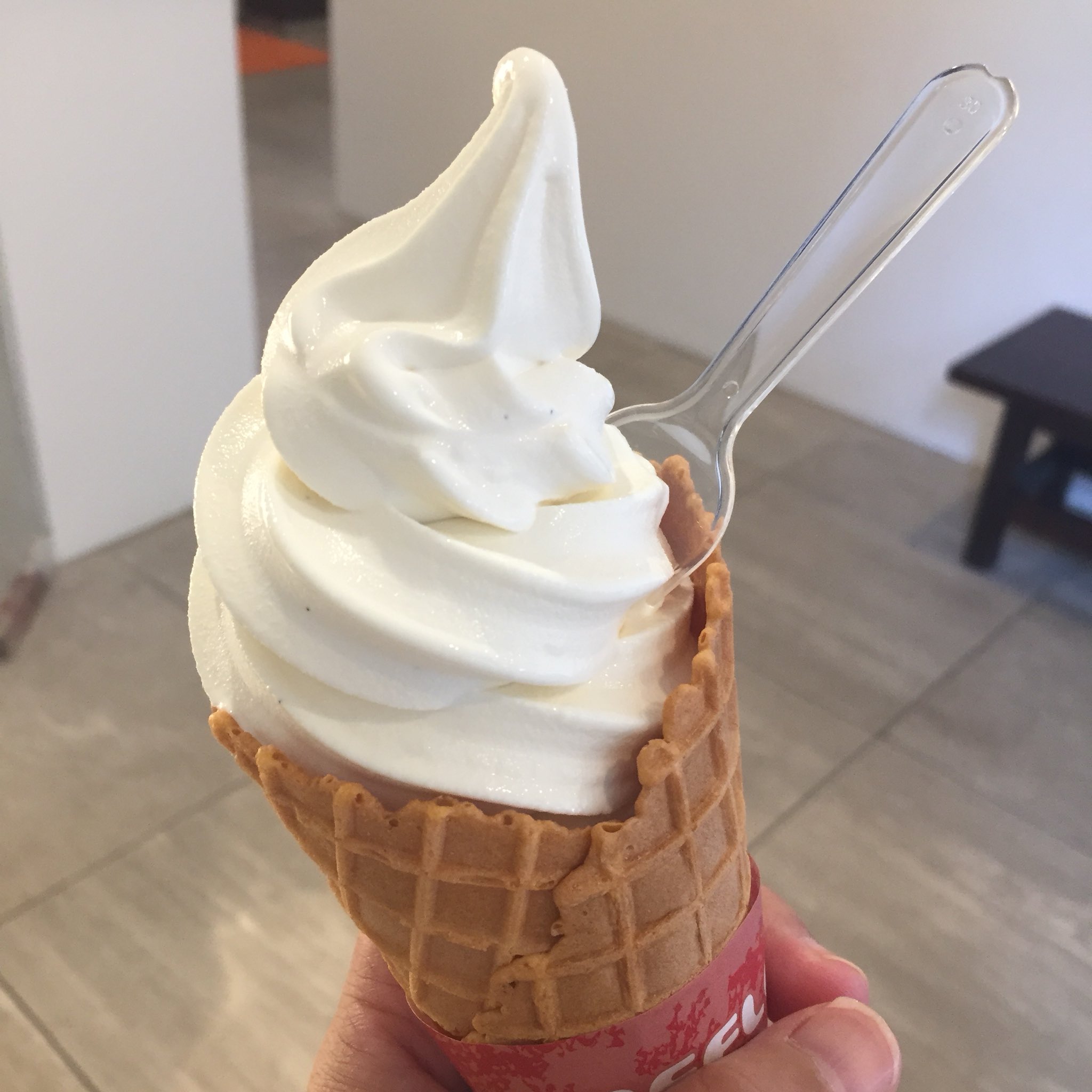 ガマコ 満腹だけどソフトクリームが食べたい でもオータムフェスト会場のは並んでいるので ちょっと歩いて北菓楼札幌本店へ 北菓楼のソフトクリームは私の中で5本の指にはいる好きソフトクリームですヽ うまーい T Co Zsx7vpblnf