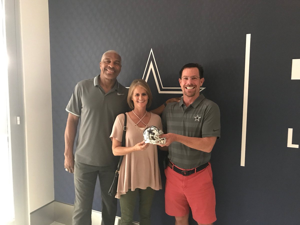 cullenbryant2's tweet photo. After dinner with Everson Walls.   Super nice guy!    Thanks star sports tours #OnlyWithSST https://t.co/TsJT30Dzji