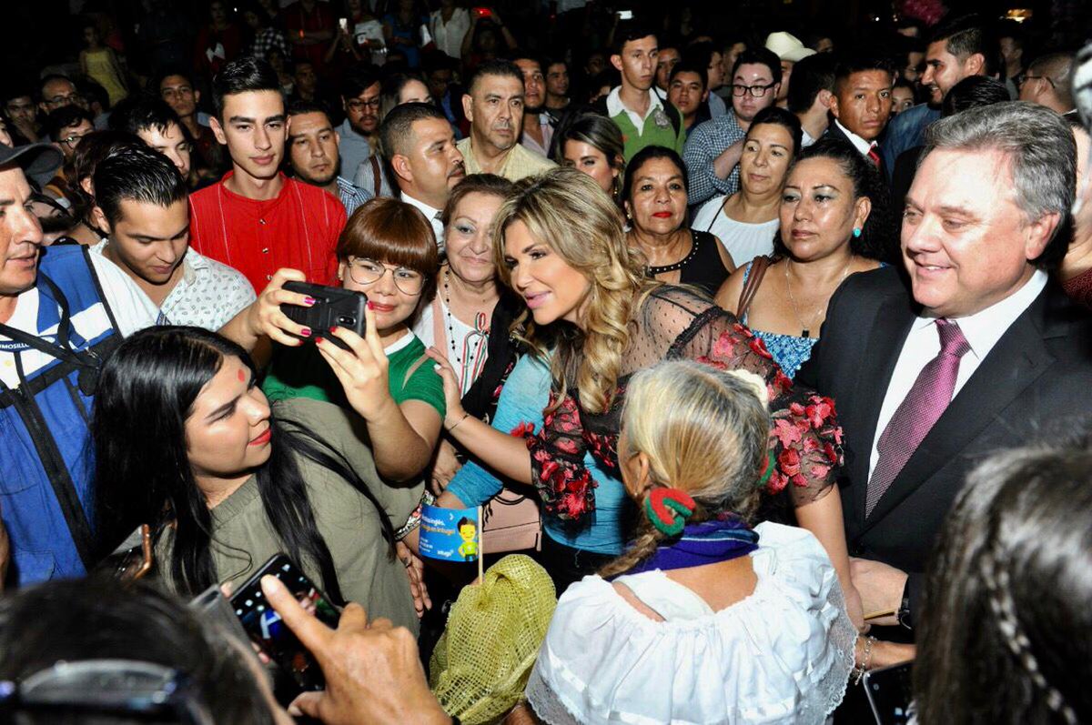 ClaudiaPavlovic's tweet photo. Me siento feliz de compartir con ustedes, uno de los momentos que más nos llena de orgullo como mexicanos. #VivaMéxico #VivaSonora 🇲🇽🔔🎇 https://t.co/QHtZ1mOVtP