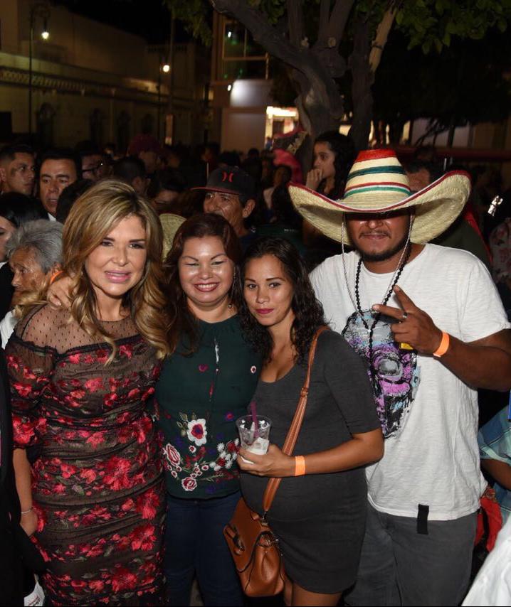 ClaudiaPavlovic's tweet photo. Me siento feliz de compartir con ustedes, uno de los momentos que más nos llena de orgullo como mexicanos. #VivaMéxico #VivaSonora 🇲🇽🔔🎇 https://t.co/QHtZ1mOVtP
