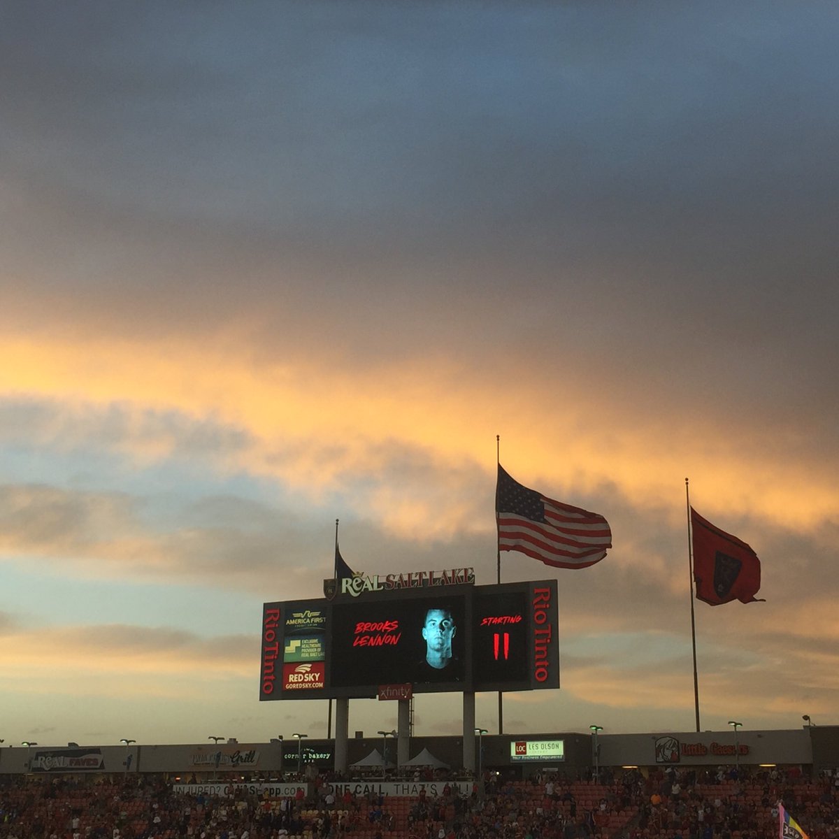 _tara__bee's tweet photo. Beautiful night at the #RIOT. https://t.co/wFH5S0dtEd