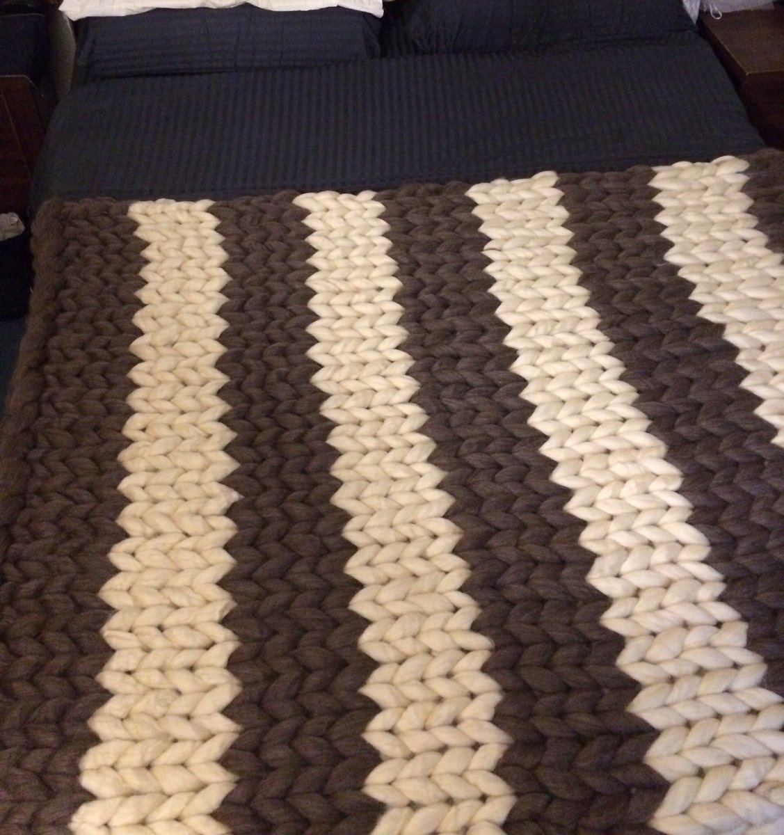 claufans's tweet photo. #handknitting #tejerconamor #piedecama #xxlchunky @tejiendoperu @Gabytas09 @CTejidas @AhuyamaCrochet @bluu https://t.co/T0zznGAubg