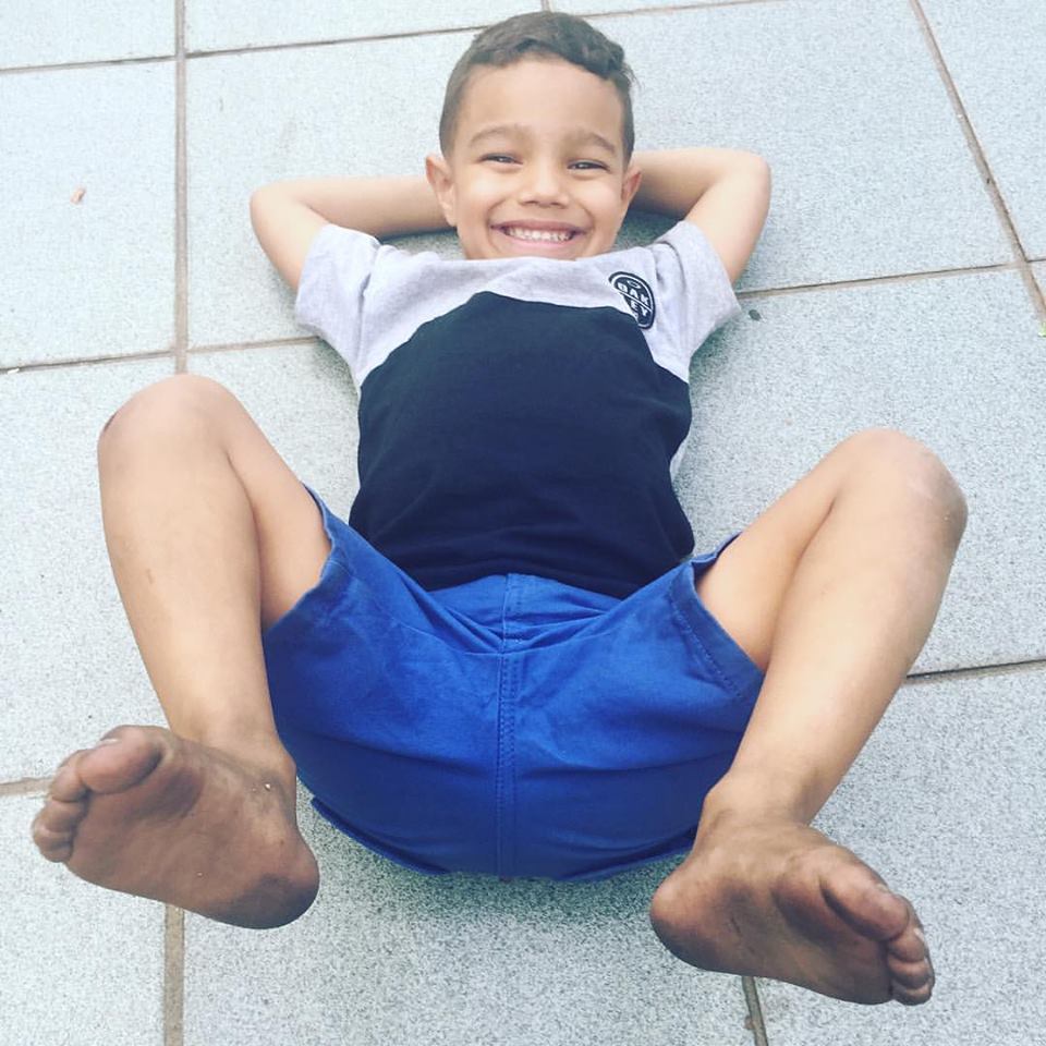 kaallyl's tweet photo. Uma do Miguelzinho com os pés sujos pra dar aquela atualizada rs #MK https://t.co/Kc7WZMN6BJ
