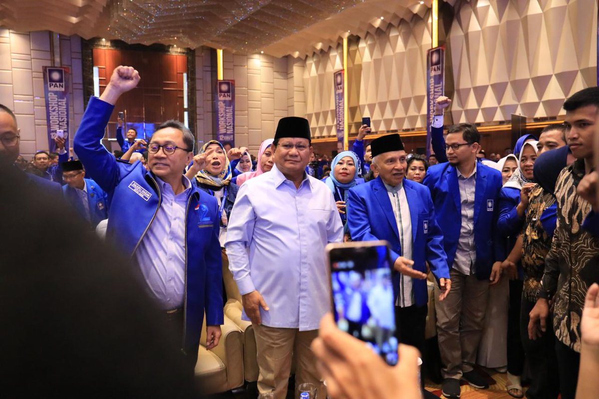 Pak <a href="/prabowo/">Prabowo Subianto</a>  menghadiri workshop nasional 'Peran Legislatif Dalam Membangun Demokrasi Indonesia' untuk pembekalan calon legislatif Partai Amanat Nasional di Hotel Grand Paragon, Jakarta. <a href="/Official_PAN/">DPP PAN</a>