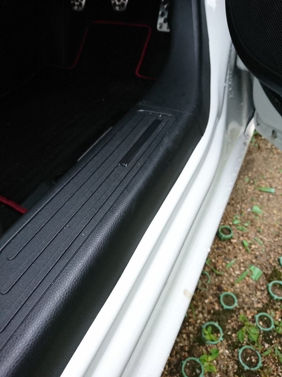 よしおのてんぷら うちの車の雨漏り 構造上ある程度の雨がふると スピーカーのところに水がたまって 車体が斜めになると 隙間から漏れるらしい シール処理したらしいので様子見ですね S660 T Co Attcitgrgx Twitter