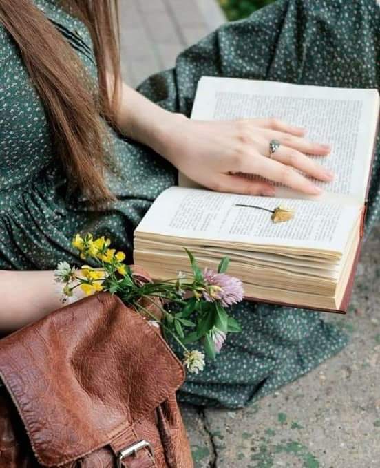 لاشيء في جعبتي...
ها أنت وقد أفرغتني فيك..وها أنت وقد رحلت..