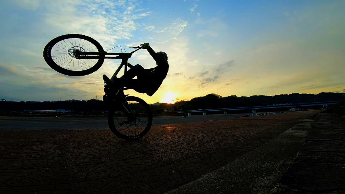 Rta Bike Sur Twitter Mtb乗りとして 乗ってるとねどうしても ウィリーとかジャンプをやってしまう病です マウンテンバイク 自転車 自転車日和 サイクリング ウィリー Mtb Mountainbike Goproのある生活 写真好きな人と繋がりたい T Co Rta Bike Sur Twitter Mtb乗りとして 乗ってるとねどうしても ウィリーとかジャンプをやってしまう病です マウンテンバイク 自転車 自転車日和 サイクリング ウィリー Mtb Mountainbike Goproのある生活 写真好きな人と繋がりたい T Co