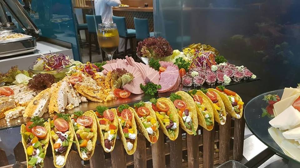 aljarwaniH's tweet photo. نقدم لكم بوفيه فاخر ومتنوع لكل أنواع المناسبات.
Best buffet for your special events.

للحجز والاستفسار تواصلو على الرقم المجاني: 80050044 https://t.co/Y851EjkRLB