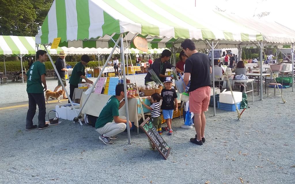 ReRuMart's tweet image. わらアートオープニングイベント出張販売２日目も、終了の時間が近づいてきました。

ReRootsの出店も、若林区のお野菜や飲み物の販売、スーパーボールすくいで盛り上がっています!

イベントの出店は今日で終わってしまいますが、わらアートの展示は12月9日までやっていますので是非お越しください!