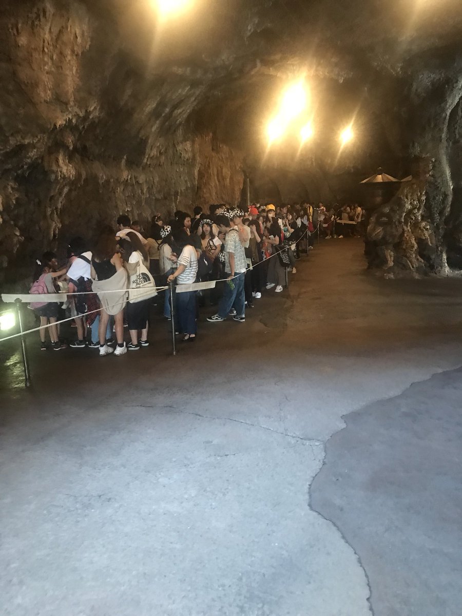 ばに 海底二万マイル70分待ち センターオブジアース160分待ち レストランも長蛇の列 三連休の中日で大混雑 そしてこの時間でも日差しが強い Tdr Now