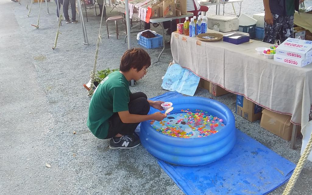 ReRuMart's tweet image. わらアートオープニングイベント出張販売２日目も、終了の時間が近づいてきました。

ReRootsの出店も、若林区のお野菜や飲み物の販売、スーパーボールすくいで盛り上がっています!

イベントの出店は今日で終わってしまいますが、わらアートの展示は12月9日までやっていますので是非お越しください!