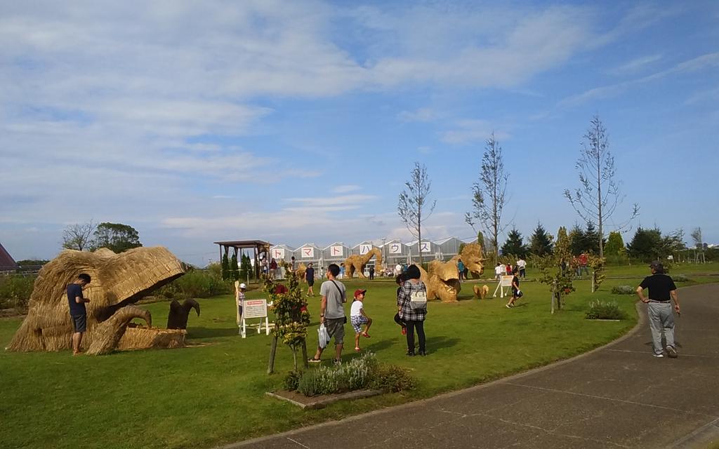 ReRuMart's tweet image. わらアートオープニングイベント出張販売２日目も、終了の時間が近づいてきました。

ReRootsの出店も、若林区のお野菜や飲み物の販売、スーパーボールすくいで盛り上がっています!

イベントの出店は今日で終わってしまいますが、わらアートの展示は12月9日までやっていますので是非お越しください!