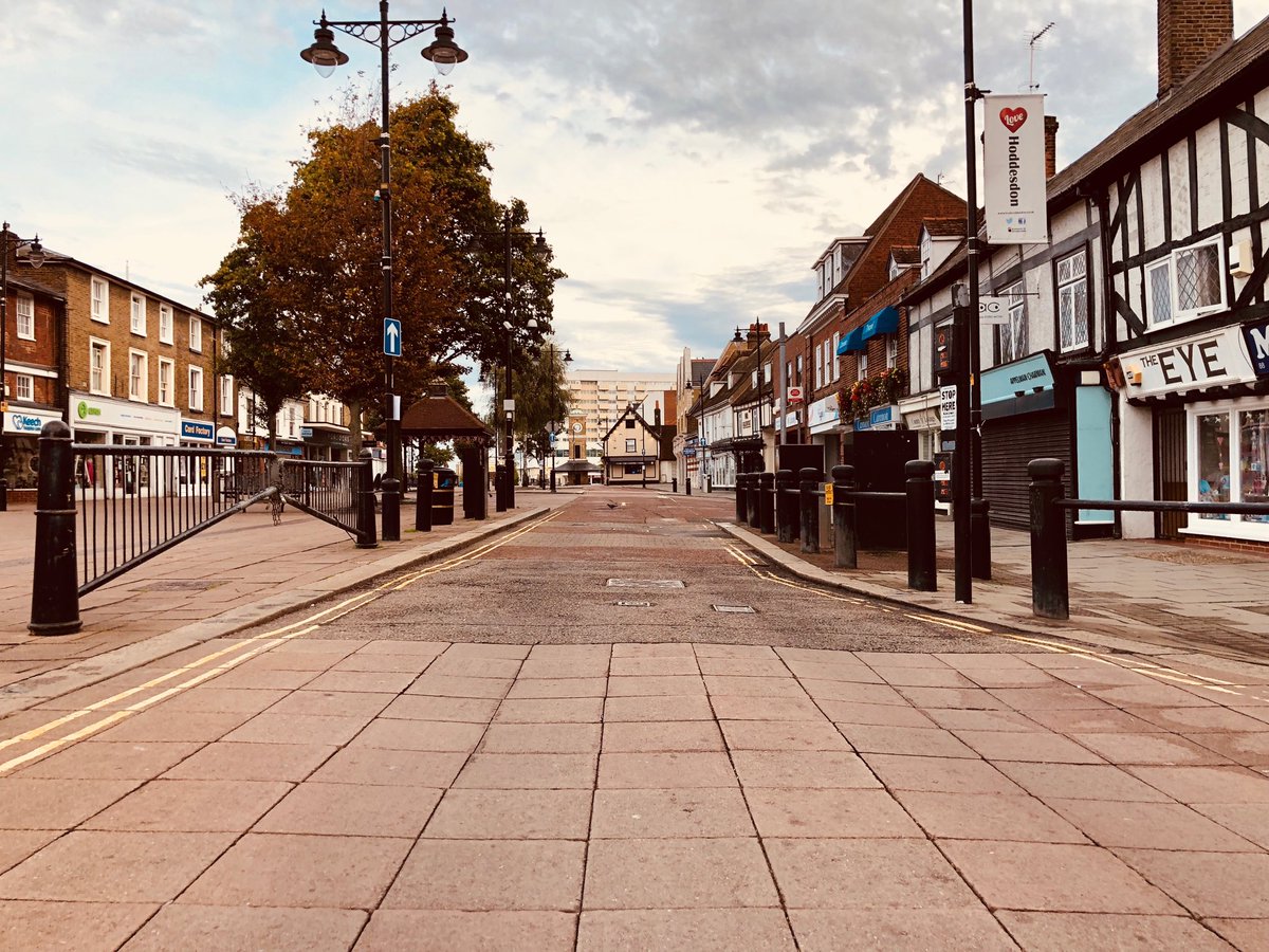 townrunaround's tweet photo. Early morning quietness 🤫 In a weeks time this beautiful historic High St will be the start & finish for “Give Your Town The Run Around” 2018 #EN11 #Hoddesdon #TownRunning #GoOnTheRunner https://t.co/nbW8Tf1oPW