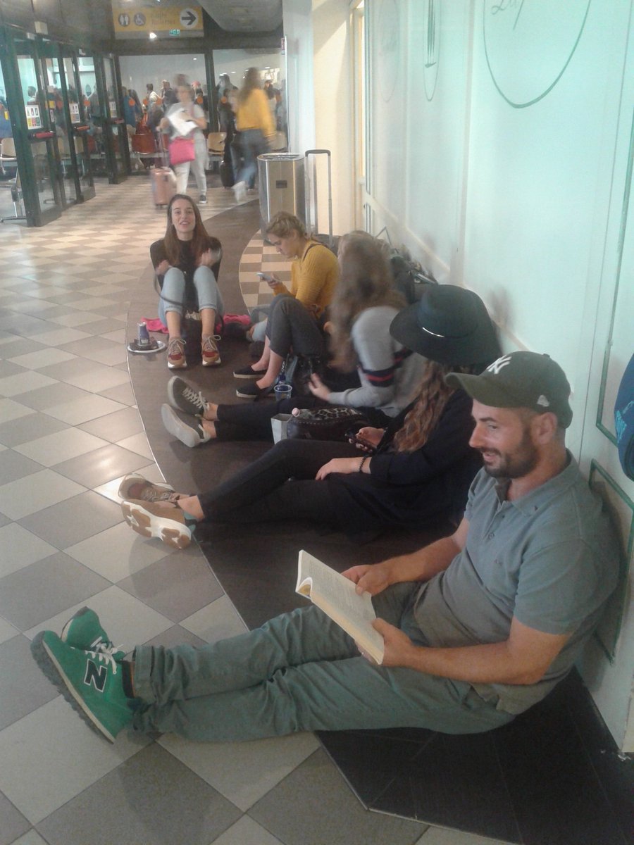 laleangeli's tweet photo. Arrivare presto in aeroporto è una buona cosa (lo dicono anche i terroristi)..
 #Adius un libro che è una bomba
@TeatroRandagio https://t.co/ldI4opBQRh