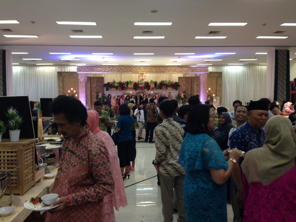 33f4h's tweet photo. Assalammu'alaikum @OSProJogja katanya Moslem Wedding Planner &amp; Organizer, kok tamu pria dan wanita dicampur? 🤔 
Foto sy dpt dari tweet temen yg hadir di mantenan di GSP UGM tadi pagi. https://t.co/EMMtysIL4Y